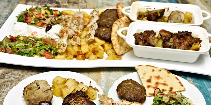 Nechybí ani vepřové souvlaki a hovězí biftečky. 