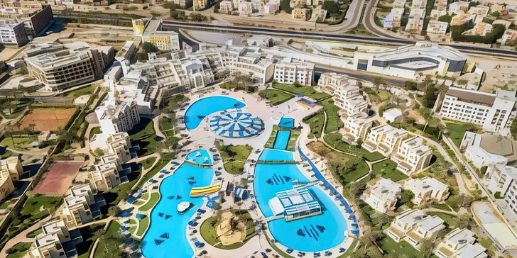 Patří k němu bazény a aquapark. 