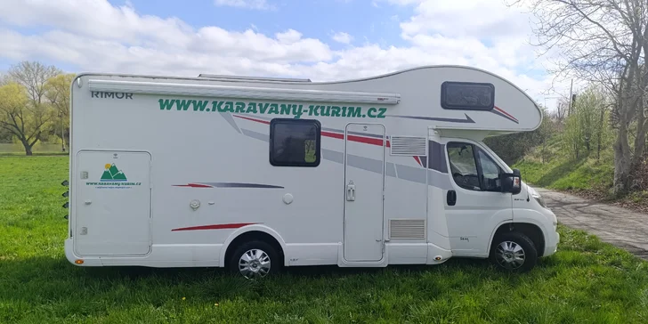 Karavan Rimor Seal zase jako protiváhu nabídne spaní až pro 6 osob.