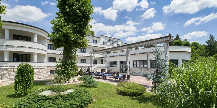 Bydlet budete v hotelu Korona Termal naproti hlavnímu vstupu do lázní. 