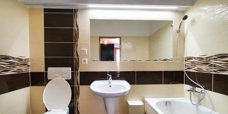 Samozřejmostí je koupelna s vanou či sprchou a WC. 