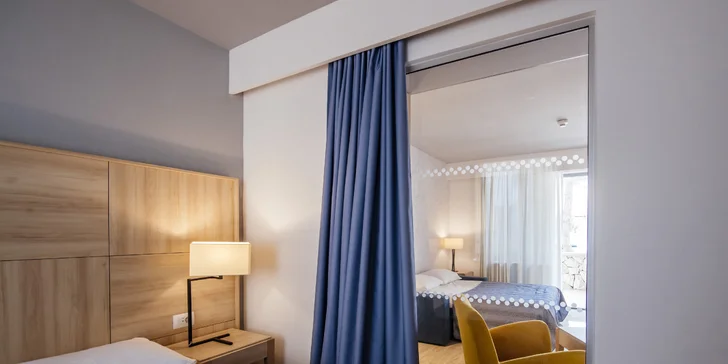 Samozrejmosťou je kúpeľňa so sprchou a toaletou (najväčší apartmán má ešte druhú kúpeľňu s vaňou).