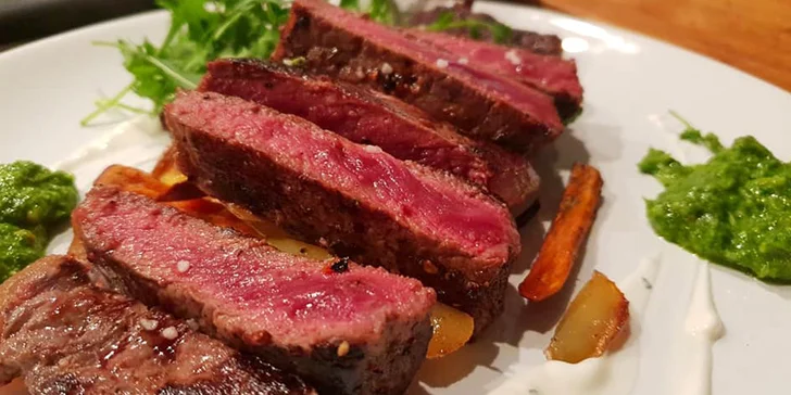 Čeká vás i filovaný striploin steak s medovou marinádou, salátkem ze zelí a skvělou cibulovou marmeládou s červeným vínem.
