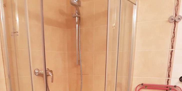 Nechybí ani vlastní koupelna se sprchou, WC a fénem.