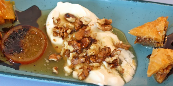 Sladkých teček bude hned několik. Nechte si místo na tradiční dezerty, jakými jsou baklava, kadaifi, galaktobureko nebo řecký jogurt s medem a ořechy.