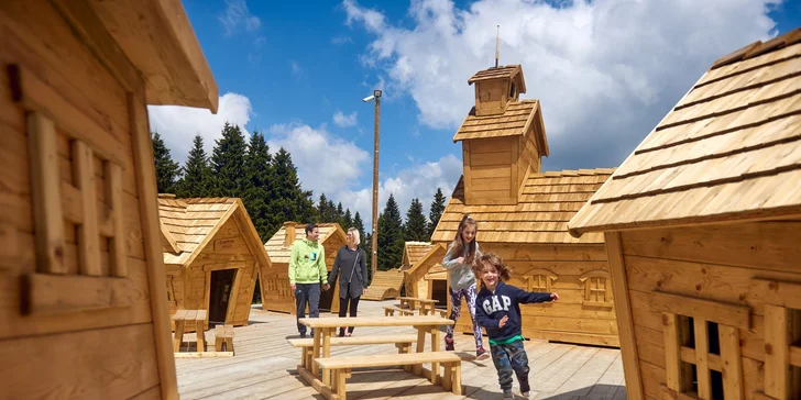 Děti si zamilují zábavní areál Zlodej´s Land s malou dřevěnou vesničkou i s kostelíčkem.