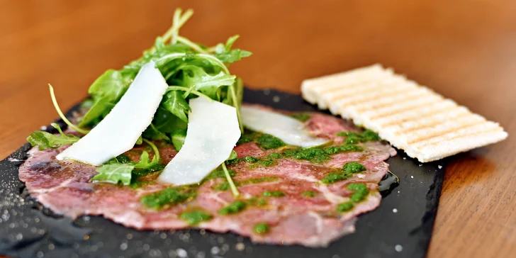 Jako předkrm se bude podávat hovězí carpaccio z tenkých plátků masa. 