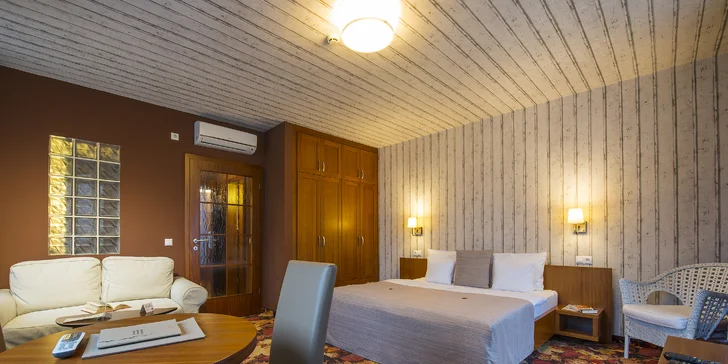 Dvoulůžkové pokoje mají velikost 24–36 m² a jsou vybaveny minibarem, TV, trezorem, telefonem, Wi-Fi připojením, koupelnou se sprchou a fénem.