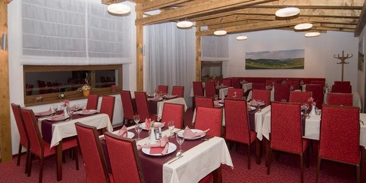 V restauraci vám naservírují třichodové večeře, ráno si pochutnáte na bufetové snídani.