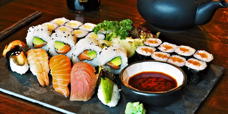 Sushi hody: 22 i 25 kousků rolek s avokádem i lososem v centru Brna