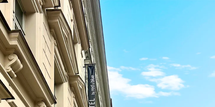 Hotel se nachází ve staré zástavbě. 