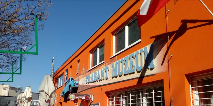 Děti budou nadšené ze závodní dráhy, kde si mohou samy s modely trabantů zasoutěžit.