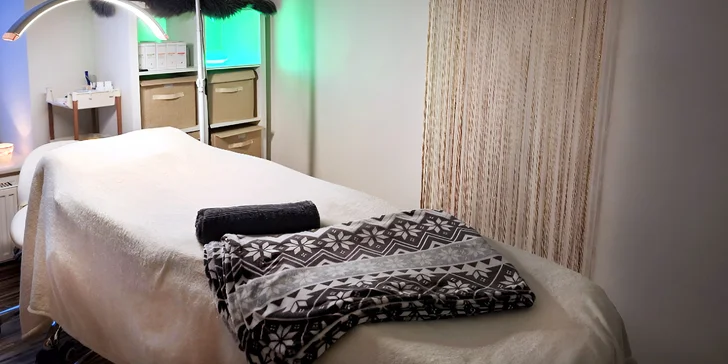 Na výběr máte aromaterapeutický olejový rituál nebo čokoládovou masáž obličeje, krku, šíje, dekoltu a hlavy (nasucho).