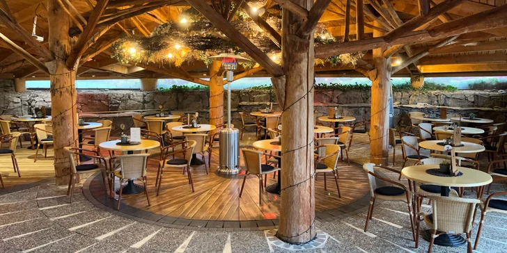 V resortu je i srubová restaurace s terasami. 