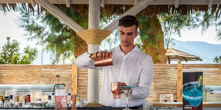 Osvěžíte se drinkem z místního baru.