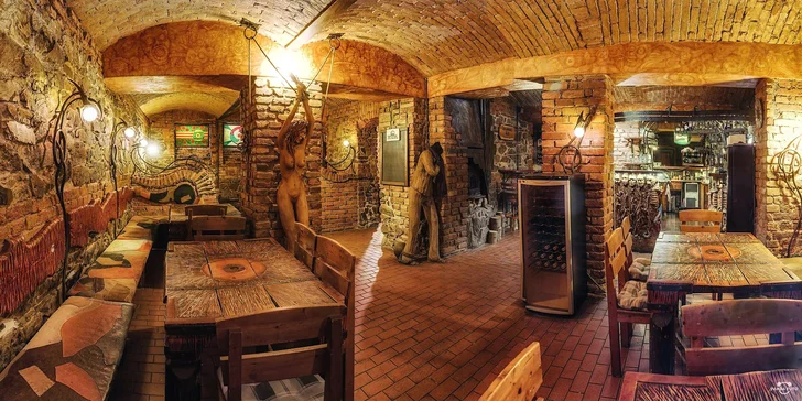 Restaurace je stylizovaná jako historická mučírna, hosté promakané prostředí velmi chválí. 