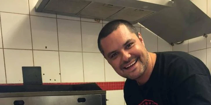 Burgery si můžete buď sami vyzvednout u okýnka, nebo si je za příplatek nechat dovézt po Havířově.