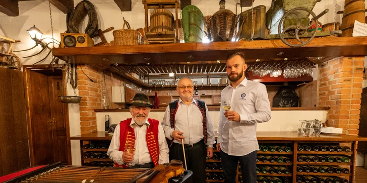 Atmosféru během degustace dotáhne k dokonalosti živá cimbálovka. 