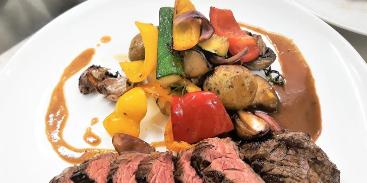Můžete zajít i na večeři, vaří tu české i mezinárodní speciality.