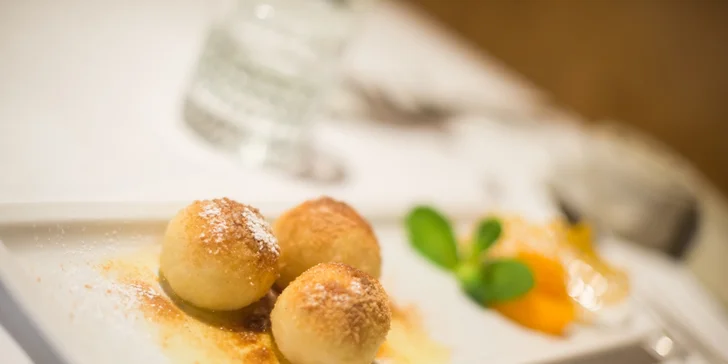 K večeriam si vychutnáte päťchodové servírované menu.