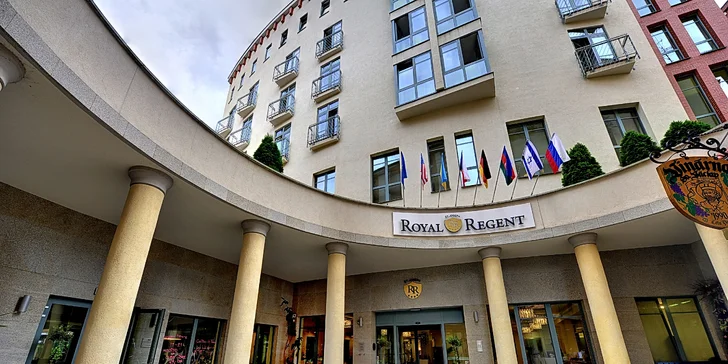Hotel stojí v bezprostřední blízkosti karlovarských léčebných pramenů a zároveň na velmi klidném a tichém místě lázeňské zóny.