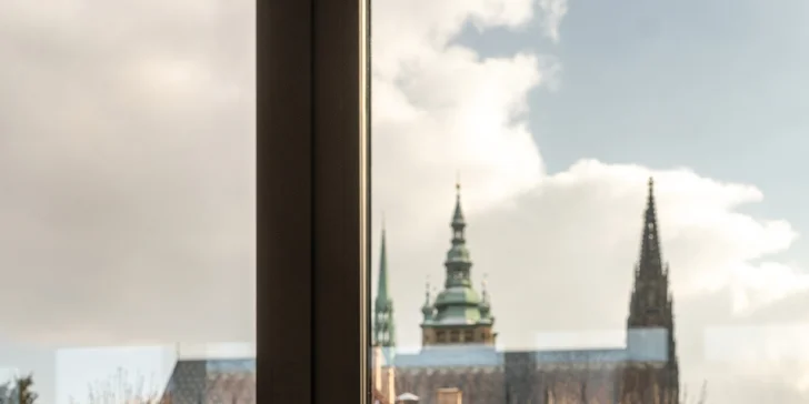Z oken podniku se vám nabídne výhled do hradních zahrad.
