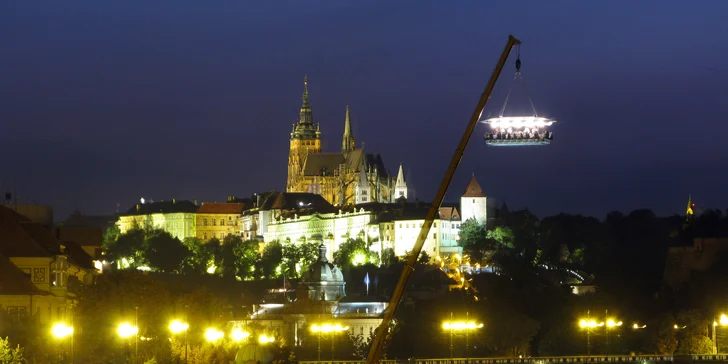 Speciálně pro zákazníky Slevomatu jsou rezervované termíny od 20:30, hodovat tedy budete nad rozsvícenou Prahou.
