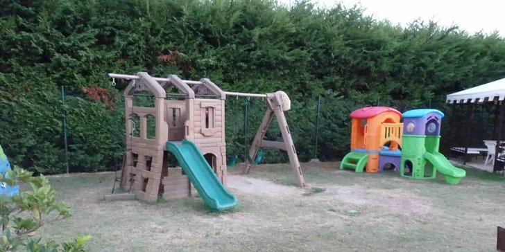 Deťom sa bude páčiť aj hotelové ihrisko. V lete sú v prevádzke animačné programy.