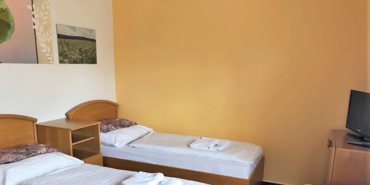 Zázemí je tu i pro nejmenší. K dispozici jsou dětské stoličky, postýlky, pult.