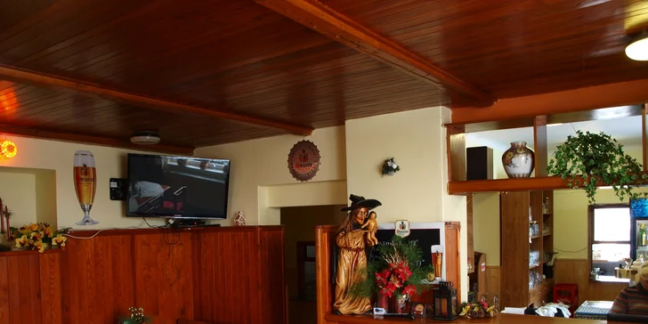 Ve stylově zařízené restauraci si každý den vychutnáte domácí snídani a tříchodovou večeři výběrem ze dvou hlavních jídel. 