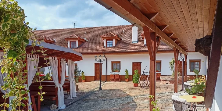 Bydlet budete v penzionu Rotunda přímo na nádvoří zámku.