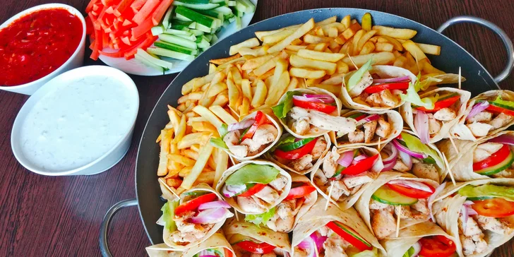 110 minut bowlingu a 1 nebo 2 kg gyros tortill s přílohou pro 4–8 osob