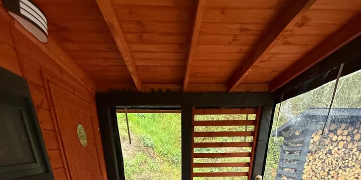 Venku je i suchá toaleta v podobě klasické dřevěné budky a solární sprcha.