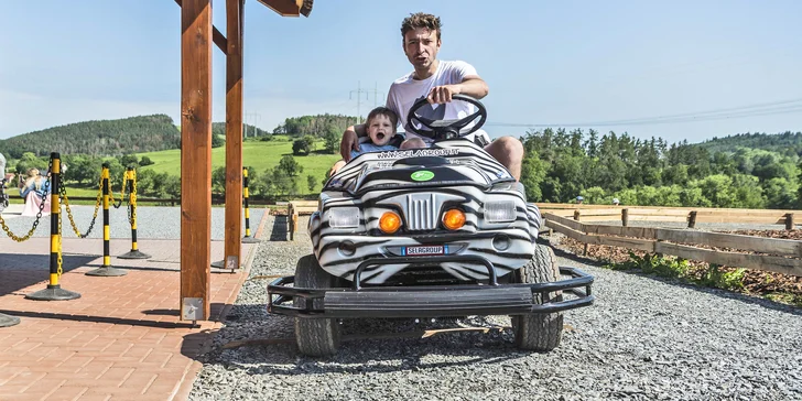 K rozpustilým hrám a dovádění zve lanový park, vodní atrakce, prolézačky, skluzavky a trampolíny.