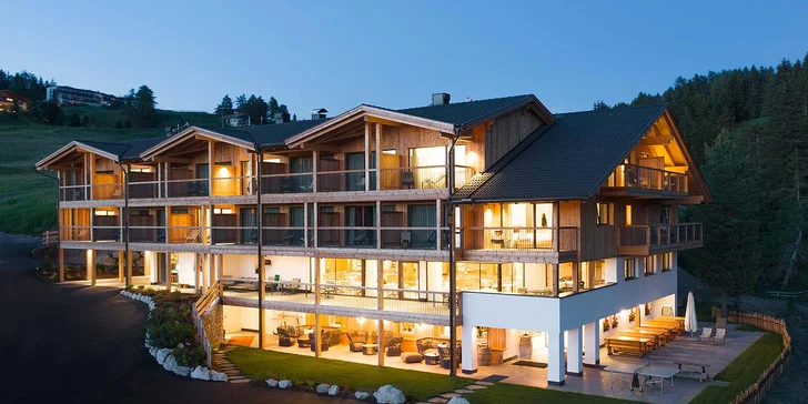 Hotel se nachází ve výšce 1 800 m, o krásné výhledy tak nebude nouze.