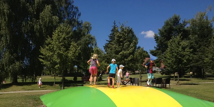 Děti se v sezóně vyřádí na trampolíně.
