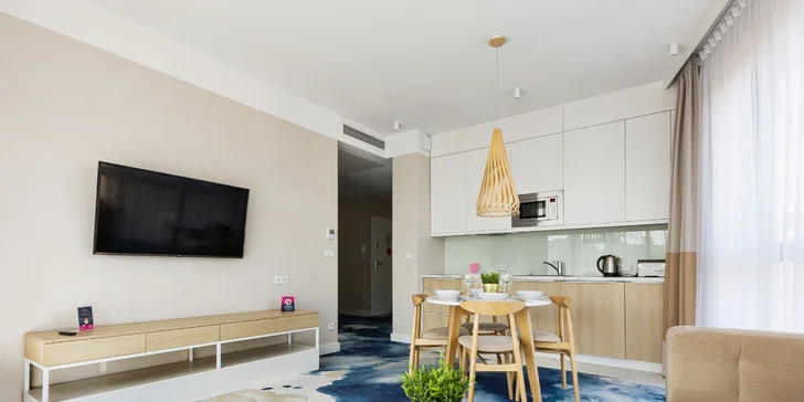 Na výber sú pobyty s raňajkami na izbu, za príplatok si môžete objednať stravu v susednom rezorte Max Health Resort SPA.