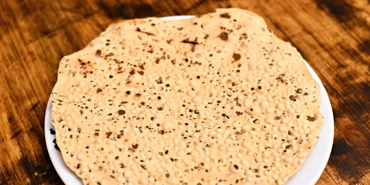 Masala Papadam (tenká křupavá placka z čočkové mouky s kořením masala)
