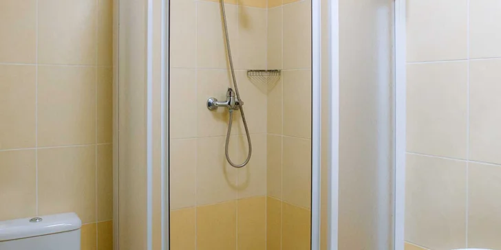 Každý pokoj má vlastní koupelnu s toaletou.