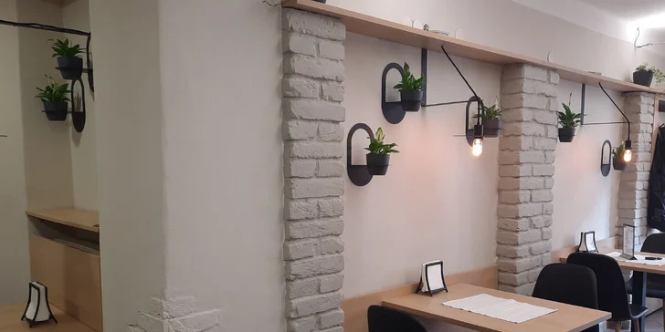 Restauraci najdete v blízkosti zastávky Zdráhalova a Venhudova.