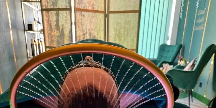 Head spa zlepšuje prokrvení pokožky hlavy, což stimuluje vlasové kořínky a omezuje padání vlasů.