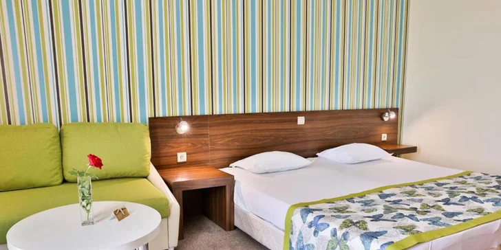 Pokoje mají klimatizaci, TV, Wi-Fi připojení a minibar.