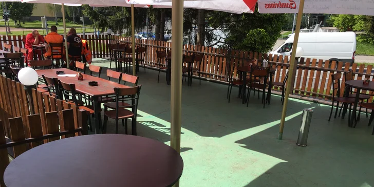 Restaurace má i venkovní posezení.