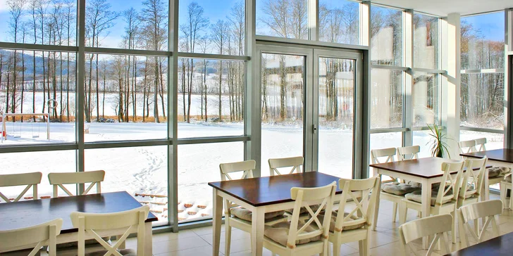 Z restaurace je krásný výhled na přehradu.