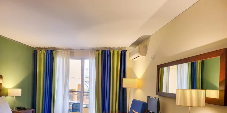 Pokud toužíte po troše luxusu, sáhněte po variantě Junior či Senior Suita, kde vás čeká prostornější obývací část přímý výhled na moře. 