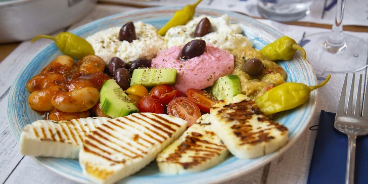 Takto vypadá studený předkrm: řecké pomazánky (tzatziki, lilková, ikre z taramas, sýrová), řecké olivy, feferony, sušená rajčata, řecké fazole.