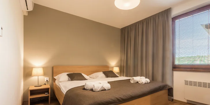  Apartmán se skládá ze 2 samostatných pokojů s manželskými postelemi a rozkládací pohovkou.