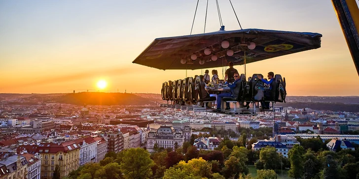Adrenalinová romantika v oblacích nad Prahou: tapas, oběd či večeře od Dinner in the Sky