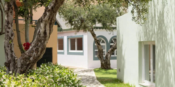  Celý resort je zasazen do zeleně, takže je tu i v horkých dnech příjemný stín.