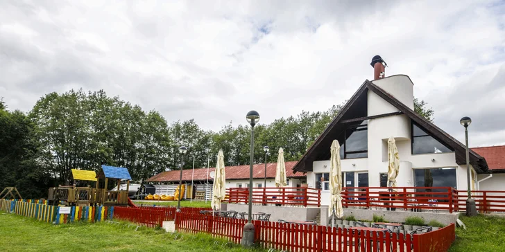 V marině si můžete posedět v restauraci.